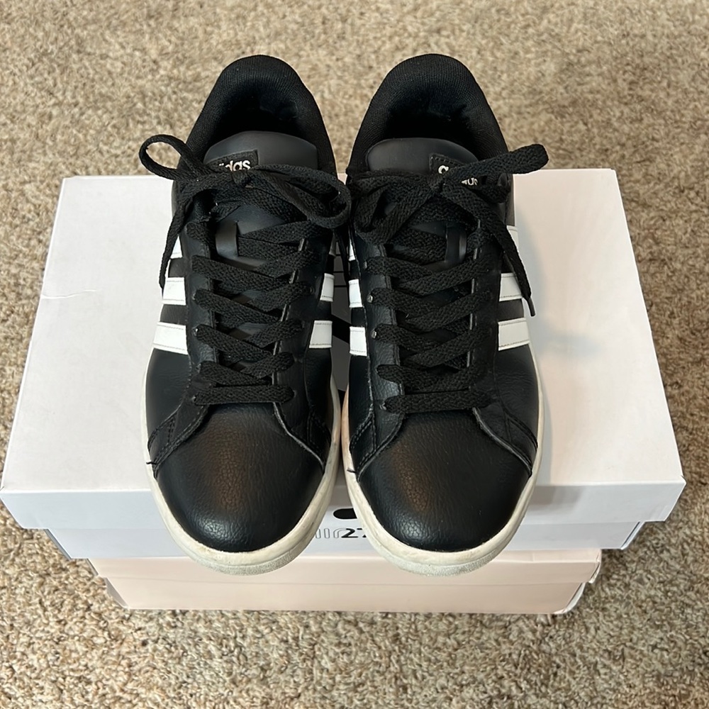 Black adidas (cloud foam)